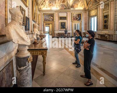 Italia, Roma, 4 giugno 2020 : il Museo Galleria Borghese riapre dopo quasi 3 mesi di blocco a causa della pandemia del covid-19. Nella foto: Visitatori Foto Stock