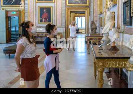 Italia, Roma, 4 giugno 2020 : il Museo Galleria Borghese riapre dopo quasi 3 mesi di blocco a causa della pandemia del covid-19. Nella foto: Visitatori Foto Stock