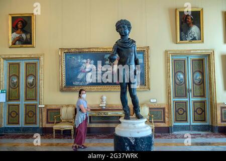 Italia, Roma, 4 giugno 2020 : il Museo Galleria Borghese riapre dopo quasi 3 mesi di blocco a causa della pandemia del covid-19. Nella foto: Visitatori Foto Stock