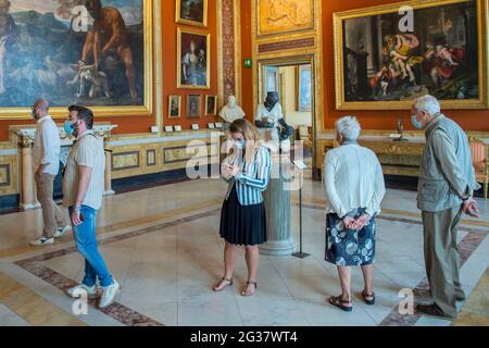 Italia, Roma, 4 giugno 2020 : il Museo Galleria Borghese riapre dopo quasi 3 mesi di blocco a causa della pandemia del covid-19. Nella foto: Visitatori Foto Stock