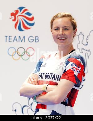 Gran triatleta britannico Georgia Taylor Brown, durante la sessione di kitting out per le Olimpiadi di Tokyo 2020 al Birmingham NEC, UK. Data immagine: Lunedì 14 giugno 2021. Foto Stock