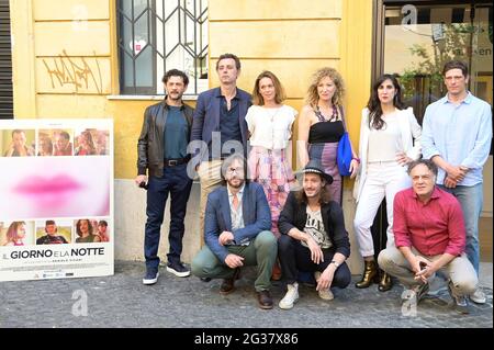 Roma, Italia. 14 Giugno 2021. Il cast partecipa alla fotocellula il giorno e la notte in Via degli Orti D'Alibert a Roma. Credit: SOPA Images Limited/Alamy Live News Foto Stock