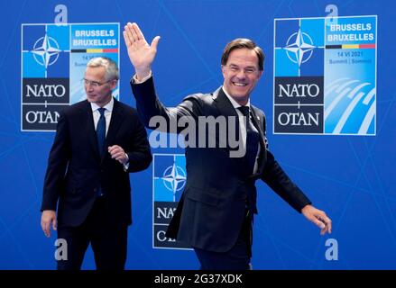 Bruxelles, Belgio. 14 Giugno 2021. Il Segretario Generale della NATO Jens Stoltenberg, a sinistra, saluta il primo Ministro olandese Mark Rutte durante gli arrivi per un vertice della NATO presso la sede della NATO a Bruxelles, lunedì 14 giugno 2021. Il presidente degli Stati Uniti Joe Biden partecipa al suo primo vertice NATO, dove l'alleanza a 30 nazioni spera di riaffermare la propria unità e discutere relazioni sempre più tese con la Cina e la Russia, mentre l'organizzazione tira fuori le proprie truppe dopo 18 anni in Afghanistan. Photo by Francois Mori/Pool/ABACAPRESS.COM Credit: Abaca Press/Alamy Live News Foto Stock