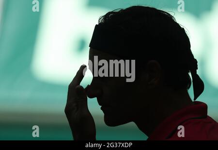 Halle, Germania. 14 Giugno 2021. Tennis: ATP Tour Singoli, uomini, 1° turno, Ivashka (Bielorussia) - Federer (Svizzera). Roger Federer tocca il naso. Credit: Friso Gentsch/dpa/Alamy Live News Foto Stock