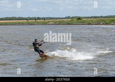 13 giugno 2021 - Malmo, Svezia: Un kite surfer pratica la sua abilità una ventosa giornata estiva Foto Stock