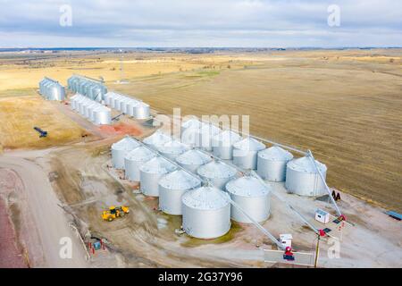 Deposito di mais, bidoni di grano in acciaio corrugato, Gothenburg, Nebraska Foto Stock