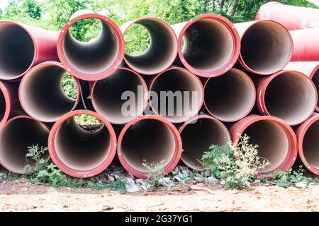 vista frontale circolare di tubi di ferro duttile stoccati in spazio aperto verso il basso. Foto Stock