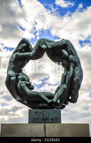 Foto verticale di una scultura in bronzo "ruota della vita" nel Vigeland Park, Oslo, Norvegia Foto Stock