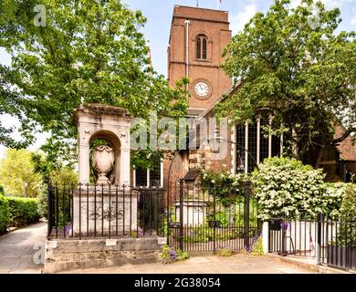 LONDRA INGHILTERRA CHELSEA CHEYNE WALK CHELSEA OLD CHURCH PETYT HALL NUMERO 64 Foto Stock