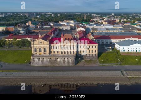 Il vecchio edificio della Nuova Borsa del pane nel paesaggio urbano in un giorno di luglio (sparato da un quadricottero). Rybinsk, Russia Foto Stock