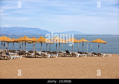 Molte amache su una spiaggia sotto un cielo nuvoloso Foto Stock