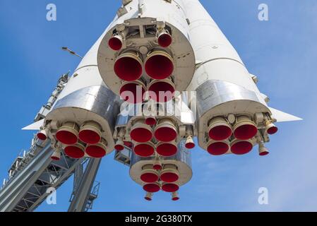 MOSCA, RUSSIA - 14 MAGGIO 2021: Primo piano dei motori del razzo spaziale Vostok in una giornata di sole. Centro espositivo completamente russo (VDNKh) Foto Stock