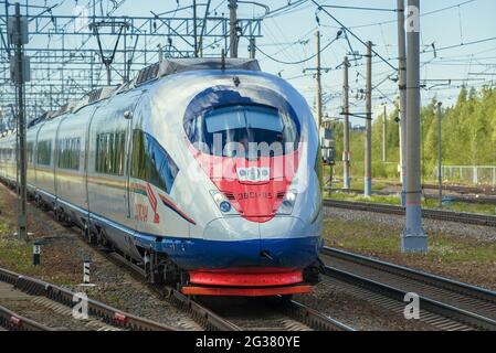 REGIONE DI LENINGRAD, RUSSIA - 24 MAGGIO 2021: La testa del treno ad alta velocità 'Sapsan' in primo piano in un sole giorno di maggio Foto Stock