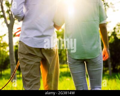 Giovani amanti cani da passeggio nel parco foto di alta qualità Foto Stock