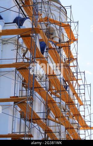 ampia impalcatura di tubi su un edificio Foto Stock