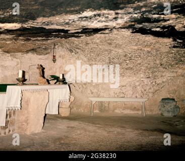 GRUTA - FOTO AÑOS 60. LOCALITÀ: IGLESIA DEL CAMPO DE LOS PASTORES. BELEN. ISRAELE. Foto Stock