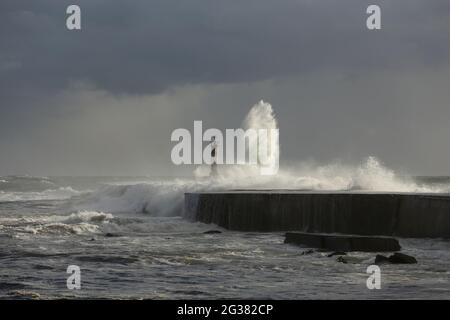 Ave bocca del fiume prima della tempesta e pioggia in serata, Vila do Conde, a nord di Portuga. Foto Stock