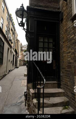 Goodwins Court, un vicolo stretto a Covent Garden con case che risalgono al 1690 circa il 25 maggio 2021 a Londra, Regno Unito. Si dice che questo vicolo sia l'ispirazione per Harry Potters Diagon Alley. Foto Stock