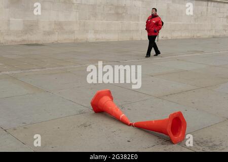 Due coni di traffico sono stati allestiti come skateboard Jump in Trafalgar Square il 25 maggio 2021 a Londra, Regno Unito. Foto Stock