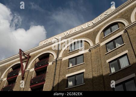 Gun Wharf a Wapping il 24 maggio 2021 a Londra, Regno Unito. Gun Wharves è un iconico edificio vittoriano di magazzino in riva al fiume, classificato di grado II, che è stato restaurato per fornire alloggio in un ambiente storico. Foto Stock