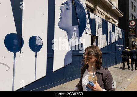 Le persone che passano interagiscono con un'accaparramento su larga scala per la compagnia di caffè Lavazza raffigurante una testa di personaggi femminili il 26 maggio 2021 a Londra, Regno Unito. Lavazza è un'azienda italiana produttrice di caffè. Fondata a Torino nel 1895 da Luigi Lavazza. Foto Stock