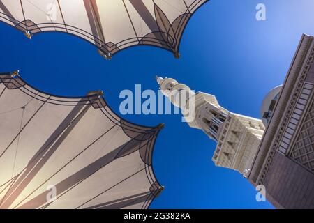 Esterno dell'edificio della moschea di Nabawi e dell'ombrello elettronico a Medina (Madinah) Foto Stock