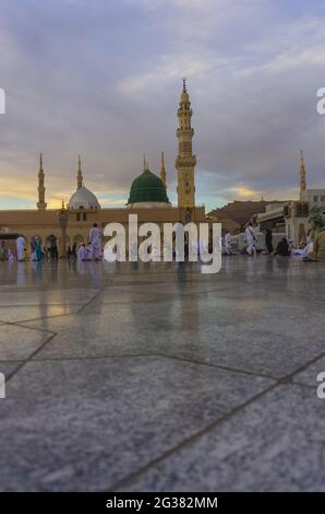 La Moschea del Santo Profeta (Masjid Nabawi) a Madinah, Arabia Saudita, è la seconda moschea più sacra dell'Islam. Foto Stock