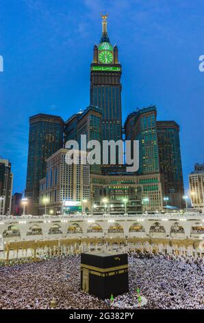 Skyline della MECCA ARABIA SAUDITA, aprile-2018, torre dell'orologio reale a mecca, sfondo clound, Foto Stock