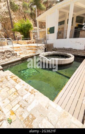 ein mabua-israele. 01-06-2021. Una grande e bella piscina d'acqua cristallina nella zona di Gerusalemme - chiamata Ein Mabua Foto Stock