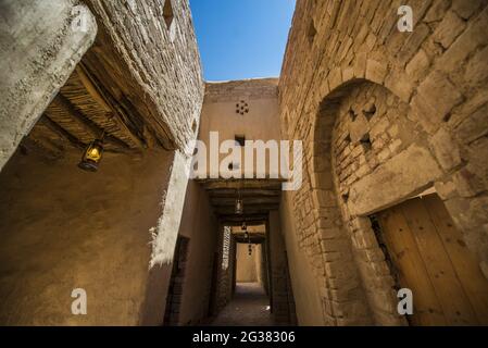 Vista interna dell'antica città di al Ula, antichi edifici di fango, nel nord-ovest dell'Arabia Saudita Foto Stock