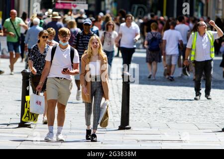 Bath, Regno Unito, 14 giugno 2021. Con molte parti del Regno Unito che godono di un'altra giornata molto calda e soleggiata, gli acquirenti che amano il caldo sono fotografati sulle strade di Bath. Credit: Lynchpics/Alamy Live News Foto Stock