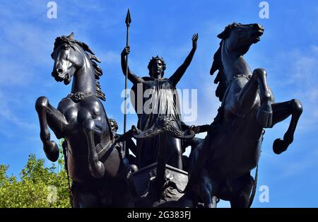 LONDRA, REGNO UNITO - 22 agosto 2015: Statua in bronzo di Boadicea e delle sue Figlie, a Londra in una soleggiata giornata estiva. Boadicea Regina del CE Foto Stock