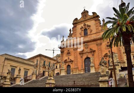 MODICA, SICILIA, ITALIA - 22 novembre 2015: Le statue e la facciata del Duomo di San Pietro in Modica, Sicilia una chiesa barocca cristiana cattolica. Dedicat Foto Stock