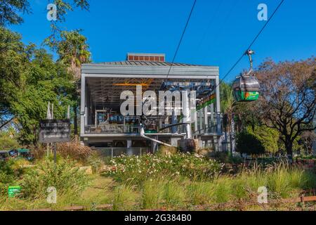 Stazione a terra di teleferico San Bernado funivie per la collina Cerro San Bernardo, città coloniale di Salta in Argentina Nord-Ovest, America Latina Foto Stock