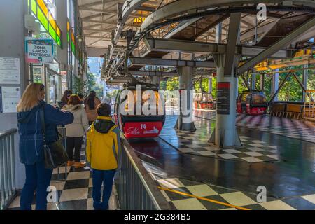 Stazione a terra del caruo del cavo la collina Cerro San Bernardo, Teleferico San Bernado , città coloniale di Salta in Argentina Nord-Ovest, America Latina Foto Stock