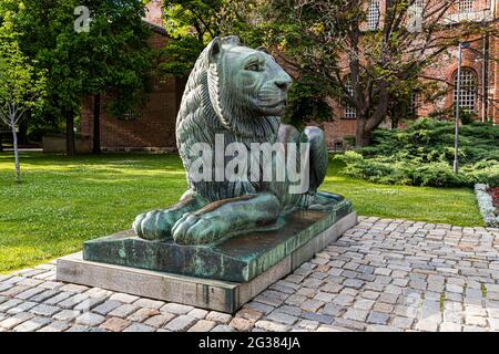 Il leone come simbolo reale era scomparso per un po' e ora si siede accovacciato sul suo piedistallo di fronte al fuoco eterno in memoria dei martiri bulgari a Sofia, Bulgaria Foto Stock