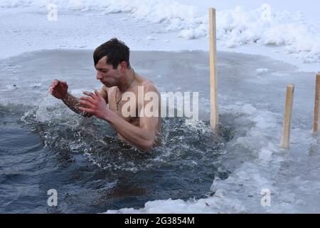 Svyatogorsk, Ucraina. 19 gennaio 2021. Un uomo fa un tuffo nel fiume durante le celebrazioni di Epiphany.The Svyato-Uspenskaya Svyatogorskaya Lavra è un grande monastero cristiano ortodosso sulla riva destra del fiume Seversky Donets vicino alla città di Svyatogorsk nell'oblast di Donetskaya (regione) dell'Ucraina orientale. Oggi, il monastero costituisce il fulcro del Parco Naturale Nazionale. Credit: Andriy Andriyenko/SOPA Images/ZUMA Wire/Alamy Live News Foto Stock