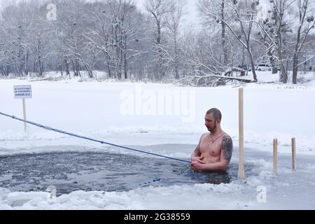Svyatogorsk, Ucraina. 19 gennaio 2021. Un uomo fa un tuffo nel fiume durante le celebrazioni di Epiphany.The Svyato-Uspenskaya Svyatogorskaya Lavra è un grande monastero cristiano ortodosso sulla riva destra del fiume Seversky Donets vicino alla città di Svyatogorsk nell'oblast di Donetskaya (regione) dell'Ucraina orientale. Oggi, il monastero costituisce il fulcro del Parco Naturale Nazionale. Credit: Andriy Andriyenko/SOPA Images/ZUMA Wire/Alamy Live News Foto Stock