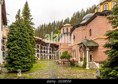 Il Monastero di San Ivan di Rila, meglio conosciuto come il Monastero di Rila (in bulgaro: Рилски манастир, Rilski manastir) è il più grande e famoso monastero ortodosso orientale della Bulgaria. Appartiene al patrimonio mondiale dell'UNESCO. Foto Stock