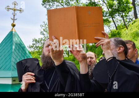 Svyatogorsk, Ucraina. 22 maggio 2021. I monaci hanno visto cantare salmi durante la processione a Svyatogorskaya Lavra. Svyato-Uspenskaya Svyatogorskaya Lavra è un grande monastero cristiano ortodosso sulla riva destra del fiume Seversky Donets vicino alla città di Svyatogorsk in oblast Donetskaya (regione) dell'Ucraina orientale. Oggi, il monastero costituisce il fulcro del Parco Naturale Nazionale. (Foto di Andriy Andriyenko/SOPA Images/Sipa USA) Credit: Sipa USA/Alamy Live News Foto Stock