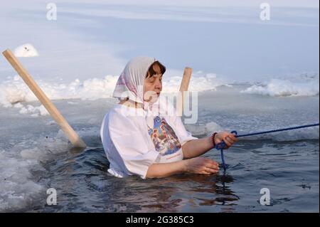 Svyatogorsk, Ucraina. 19 gennaio 2021. Una donna si tuffa nel fiume durante le celebrazioni dell'Epifania. Svyato-Uspenskaya Svyatogorskaya Lavra è un grande monastero cristiano ortodosso sulla riva destra del fiume Seversky Donets vicino alla città di Svyatogorsk in oblast Donetskaya (regione) dell'Ucraina orientale. Oggi, il monastero costituisce il fulcro del Parco Naturale Nazionale. (Foto di Andriy Andriyenko/SOPA Images/Sipa USA) Credit: Sipa USA/Alamy Live News Foto Stock