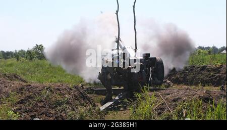 REGIONE DI KHARKIV, UCRAINA - 14 GIUGNO 2021 - UN soldato spara una vista di howitzer durante le esercitazioni di artiglieria del comando operativo-territoriale orientale di t Foto Stock