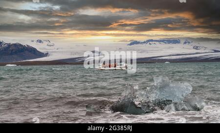 Jokulsarlon, Islanda - Maggio 2019: Turisti non identificati che hanno un tour in barca sul ghiacciaio dell'Islanda nella laguna del ghiacciaio Jokulsarlon, Islanda Foto Stock