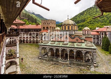 Il Monastero di San Ivan di Rila, meglio conosciuto come il Monastero di Rila (in bulgaro: Рилски манастир, Rilski manastir) è il più grande e famoso monastero ortodosso orientale della Bulgaria. Appartiene al patrimonio mondiale dell'UNESCO. Foto Stock