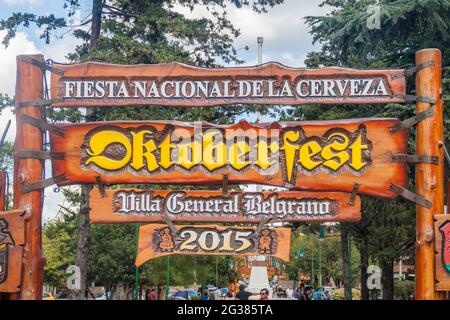 VILLA GENERALE BELGRANO, ARGENTINA - Apr 3, 2015: Oktoberfest segno in Villa generale Belgrano, Argentina. Il villaggio ora serve come un turista in stile tedesco Foto Stock