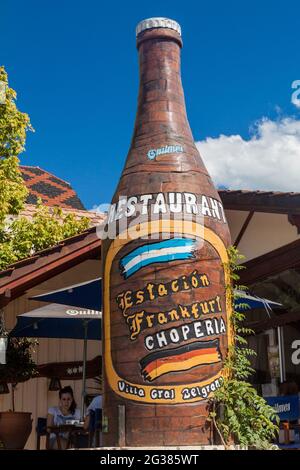 VILLA GENERAL BELGRANO, ARGENTINA - Apr 3, 2015: Scultura di bottiglia di birra in Villa General Belgrano, Argentina. Il villaggio ora serve come uno stile tedesco Foto Stock