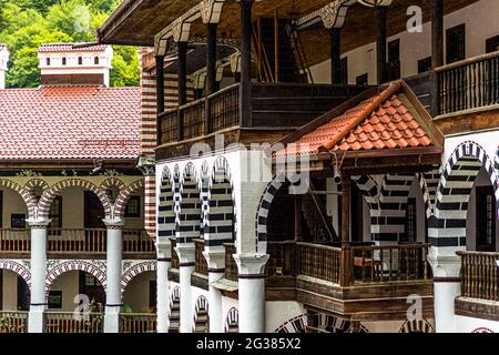 Il Monastero di San Ivan di Rila, meglio conosciuto come il Monastero di Rila (in bulgaro: Рилски манастир, Rilski manastir) è il più grande e famoso monastero ortodosso orientale della Bulgaria. Appartiene al patrimonio mondiale dell'UNESCO. Foto Stock