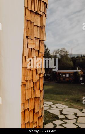 Foto in primo piano verticale del tetto di Castelul de LUT Valea Zanelor a Porumbacu de Sus, Romaniaa Foto Stock