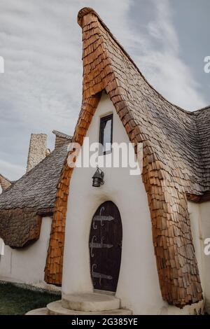 Immagine verticale del monumento di Castelul de LUT Valea Zanelor a Porumbacu de Sus, Romaniaa Foto Stock