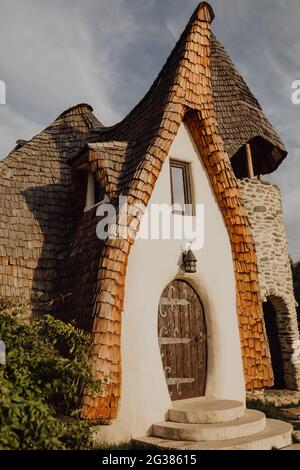 Immagine verticale del monumento di Castelul de LUT Valea Zanelor a Porumbacu de Sus, Romaniaa Foto Stock